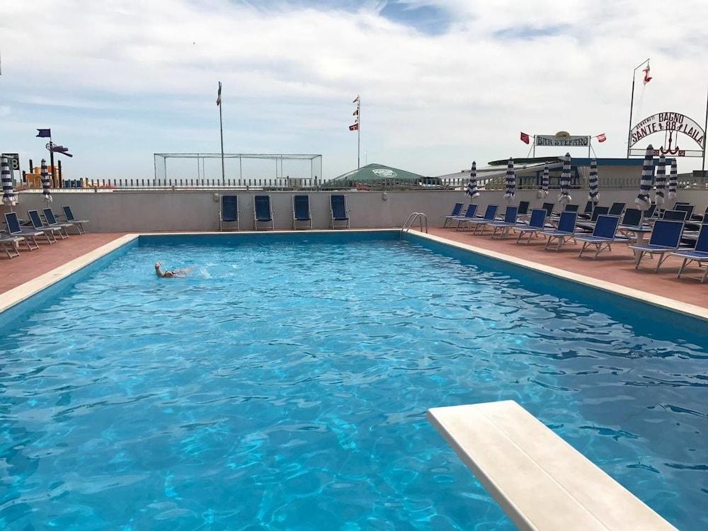 Hotel Majestic 佩萨罗 外观 照片