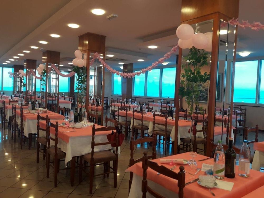 Hotel Majestic 佩萨罗 外观 照片